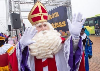 Zwaaiende Sinterklaas in Lelystad - - december-entertainment.nl