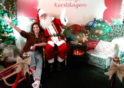 Kerstman met vrouw in decor - december-entertainment.nl