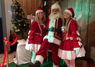 Kerstman en dames - december-entertainment.nl