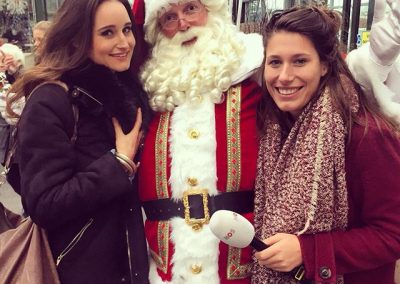 Kerstman met twee dames - Kerstman te huur - december-entertainment.nl