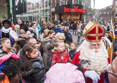 Sinterklaas in winkelstraat in Lelystad - december-entertainment.nl