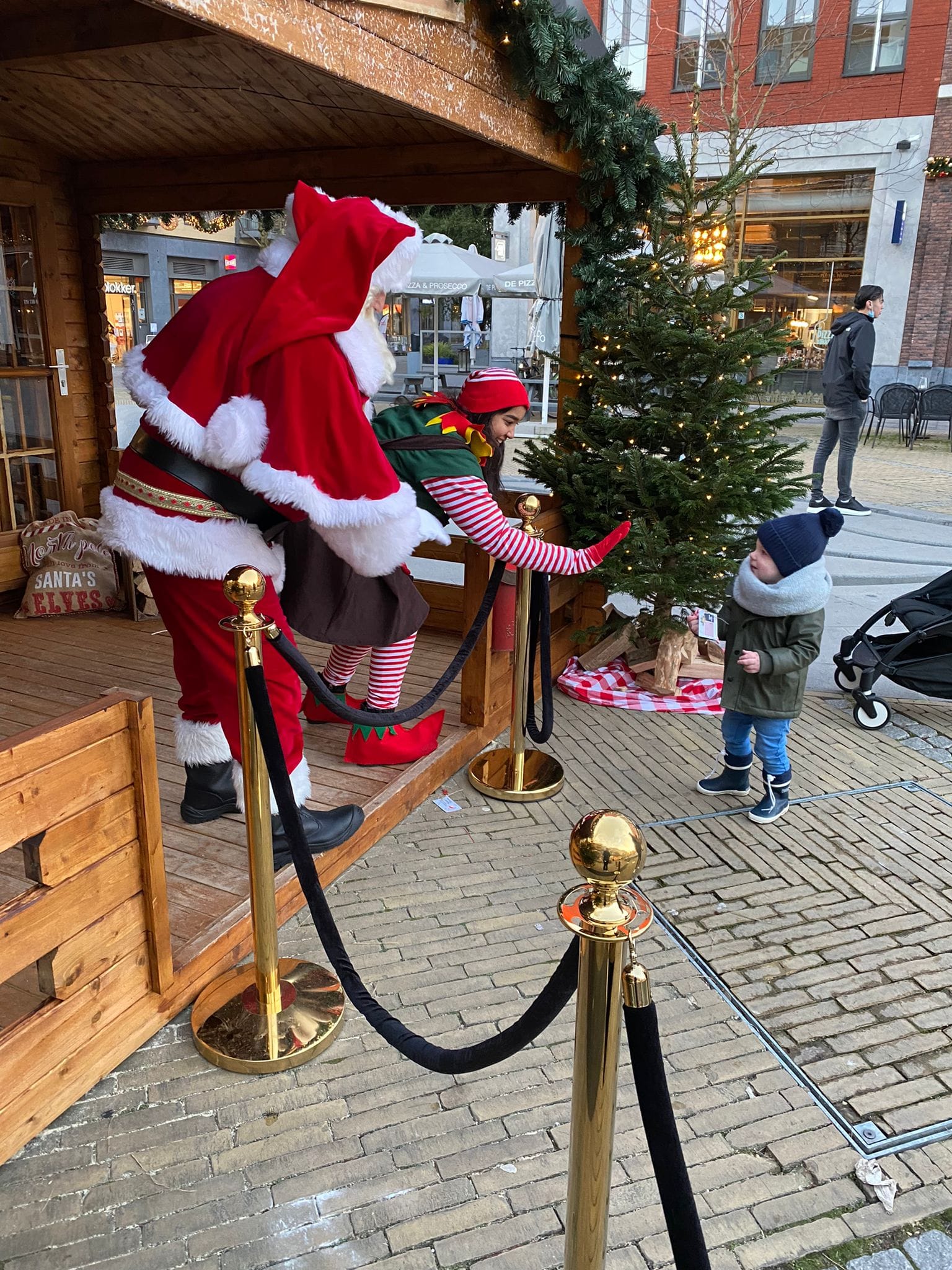 kerstman-met-huisje Sinterklaas intocht Lelystad